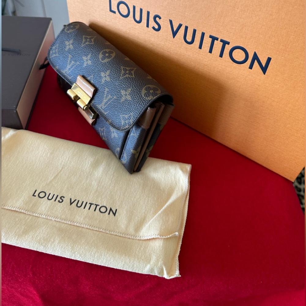AUTHENTIC Louis Vuitton Long Wallet. Beautiful and classic style.